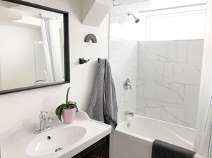 Kombinert dusj/badekar, hårføner, håndklær og såpe