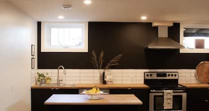 Beautiful Basement Suite -Near Hospital + Downtown
