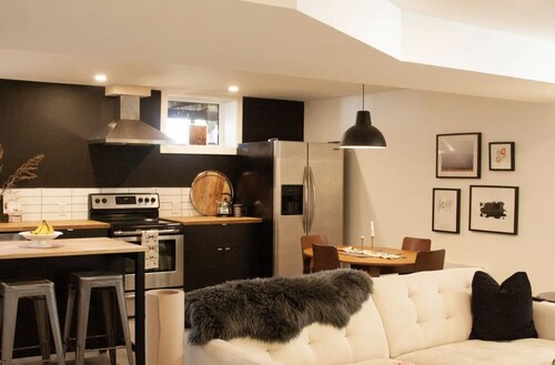 Beautiful Basement Suite -Near Hospital + Downtown