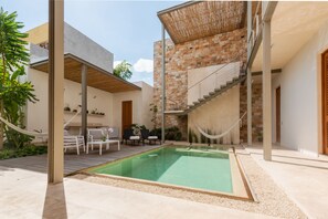 Una piscina al aire libre (de 08:00 a 22:00), tumbonas