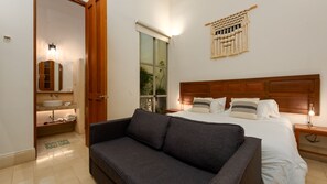 Down duvets, memory-foam beds, desk, laptop workspace - Villa Orquidea Boutique Hotel (Mérida)