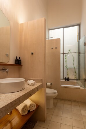 Habitació Premier | Bany | Dutxa, capçal de dutxa tipus cascada i articles de tocador gratuïts 