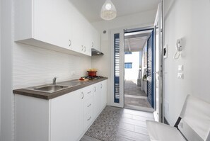 Großer Kühlschrank, Ofen, Herdplatte