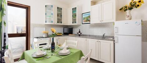 Apartment, 2 Schlafzimmer | Essbereich im Zimmer