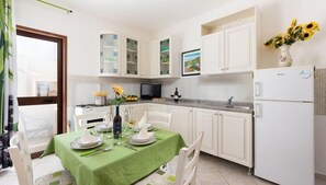 Apartment, 2 Schlafzimmer | Essbereich im Zimmer