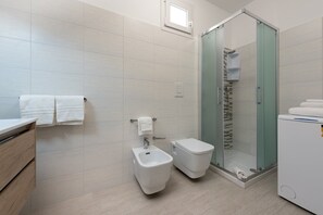 Departamento, 3 habitaciones | Baño | Regadera, amenidades de baño gratuitas, secadora de cabello