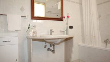 Apartment, 2 Schlafzimmer | Badezimmer
