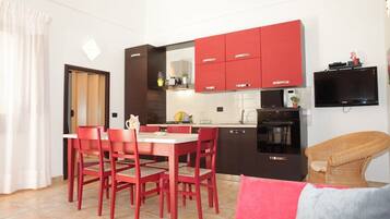 Căn hộ, 2 phòng ngủ | Khu vực ăn uống tại phòng