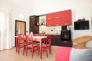 Apartment, 2 Schlafzimmer | Essbereich im Zimmer