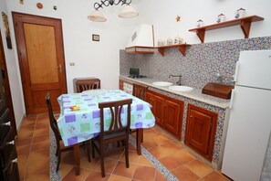 Apartment, 2 Bedrooms | Private kitchen | Full-sized fridge, oven, stovetop, coffee/tea maker - I tre Golfi Mapo (San Vito Lo Capo)