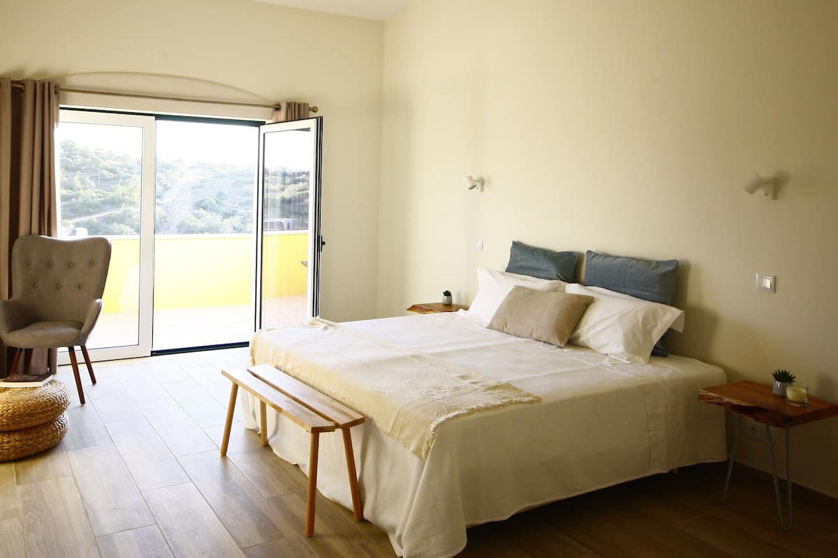 1 bedroom, hypo-allergenic bedding, laptop workspace, blackout curtains