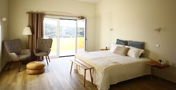 Ropa de cama hipoalergénica y espacio para trabajar con laptop 