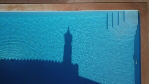 Piscine extérieure, parasols de plage, chaises longues