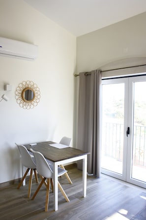Standard-Suite | Essbereich im Zimmer
