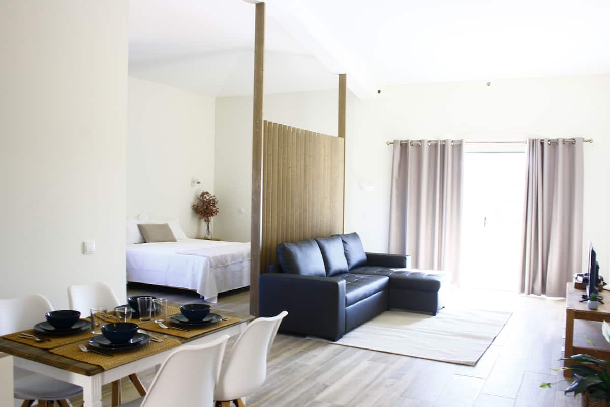 Deluxe Suite | Living area | LCD TV