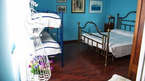 Quarto quádruplo | Escrivaninha, Wi-Fi de cortesia, individualmente decorados