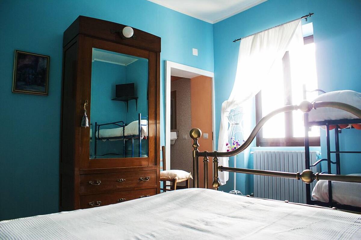Escritorio, wifi gratis, decoración personalizada y muebles diferentes 