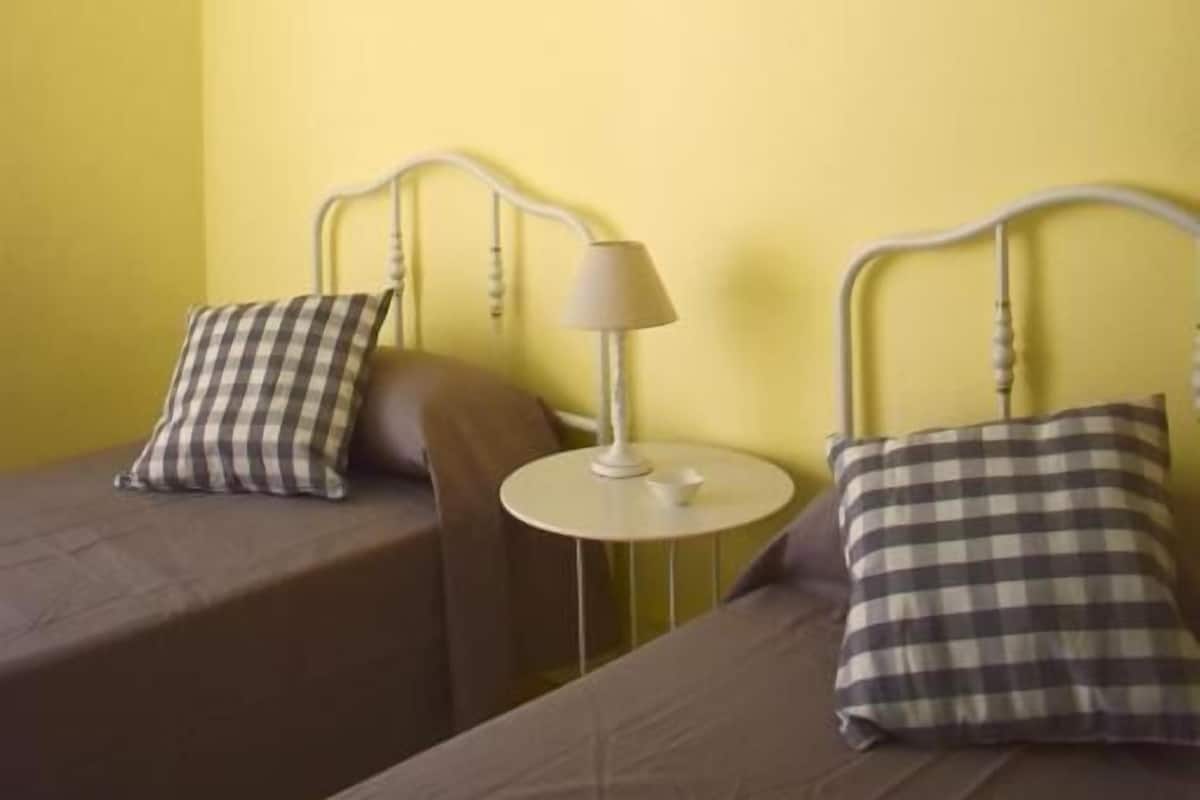 Escritorio, wifi gratis, decoración personalizada y muebles diferentes 