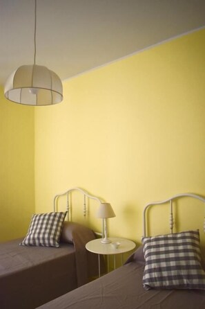 Decoración personalizada, muebles diferentes, escritorio y wifi gratis 