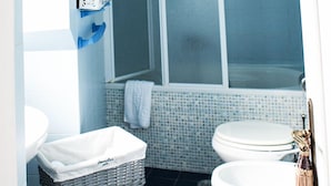Quarto casal ou duplo | Banheiro | Chuveiro, produtos de toalete grátis, secador de cabelo, bidê