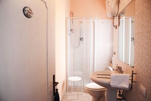 Chambre Quadruple | Salle de bain | Douche, articles de toilette gratuits, sèche-cheveux, bidet