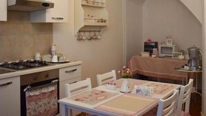 Duplex | Cozinha americana privada | Cafeteira/chaleira, refrigerador em uma área comum