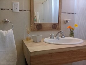 Exclusive Cottage | Bathroom | Shower, bidet, towels, soap - Terranea Casa Rural (Maipu)