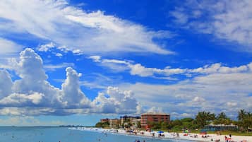 Playa en los alrededores, camastros y toallas de playa