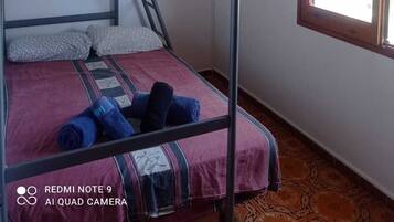 5 chambres, bureau, fer et planche à repasser, lit parapluie