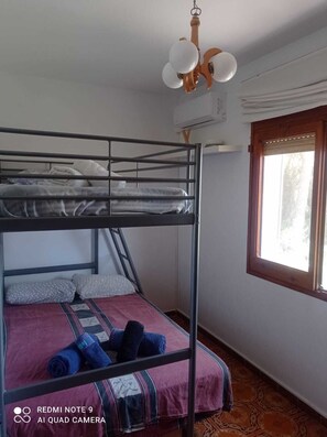 5 slaapkamers, een bureau, een strijkplank/strijkijzer, reisbedje