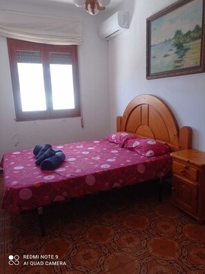 5 chambres, bureau, fer et planche à repasser, lit de bébé portatif
