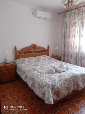 5 bedrooms, desk, iron/ironing board, travel crib - IDEAL HOUSE FOR FAMILIES WITH CHILDREN AND PETS (Segur De Calafell)