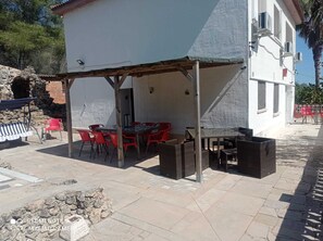 Outdoor dining - IDEAL HOUSE FOR FAMILIES WITH CHILDREN AND PETS (Segur De Calafell)