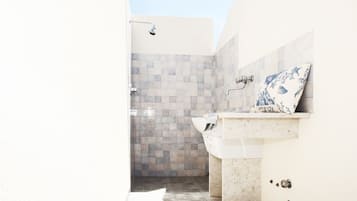 Apartamento, 1 quarto | Banheiro | Chuveiro, chuveiro com efeito de chuva, secador de cabelo, bidê