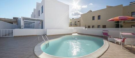 Außenpool (je nach Saison geöffnet), Sonnenschirme, Liegestühle