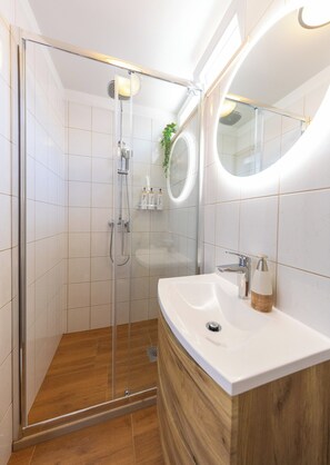 Dusj, hårføner, håndklær og såpe