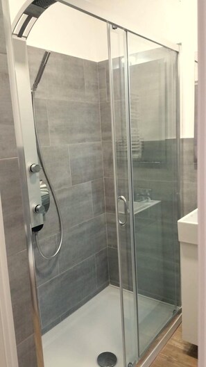 Junior Double Room, Garden View (n.4) | Bathroom shower - Garden House - Luxury Guest House (Rome)