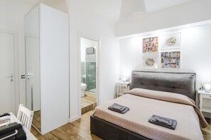 Dobbeltrom, hageutsikt (n.1) | Allergitestet sengetøy, dundyner, memory foam-senger og safe på rommet