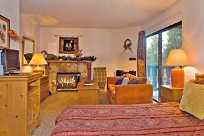 TV, fireplace, DVD player - Ski Home Minutes from Lake and Heavenly - Ski and Summer Monthly Lease Available (South Lake Tahoe)