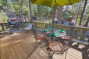 Outdoor dining - Ski Home Minutes from Lake and Heavenly - Ski and Summer Monthly Lease Available (South Lake Tahoe)