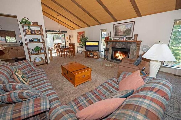 TV, fireplace, DVD player - Ski Home Minutes from Lake and Heavenly - Ski and Summer Monthly Lease Available (South Lake Tahoe)