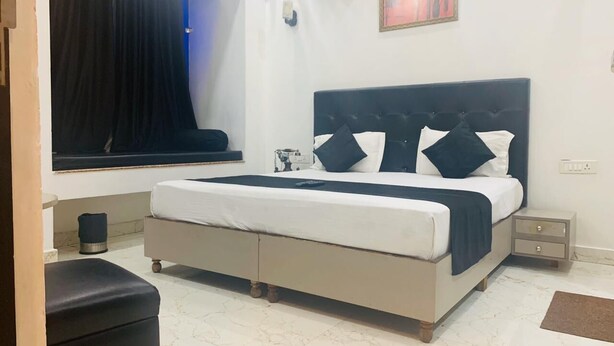 Basic Room | In-room safe, soundproofing, WiFi (free) - Hotel red inn (Gurugram)