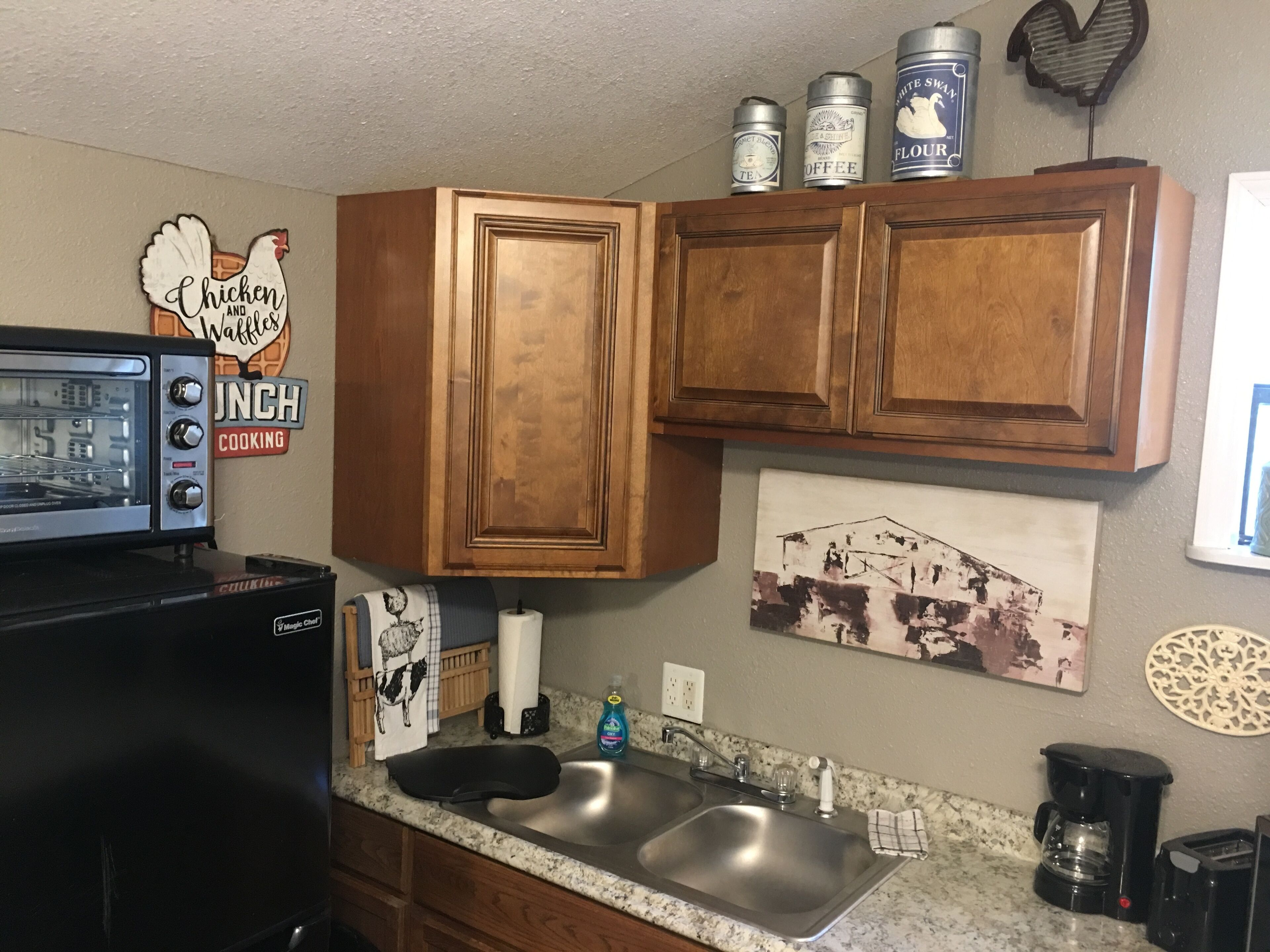 Full-size fridge, microwave, oven, stovetop