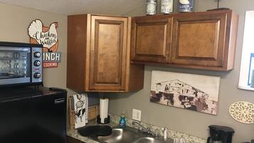 Full-size fridge, microwave, oven, stovetop