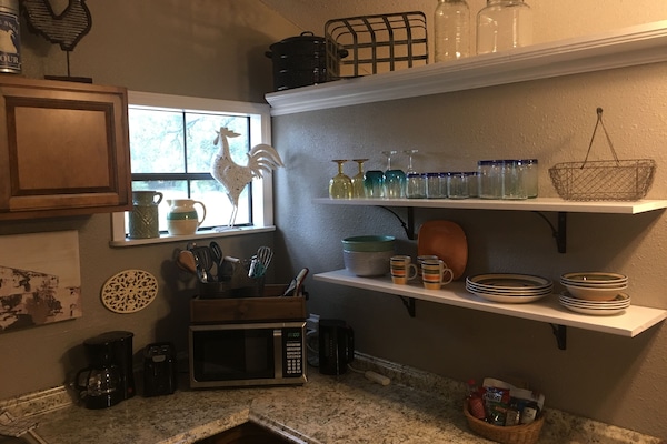 Full-size fridge, microwave, oven, stovetop