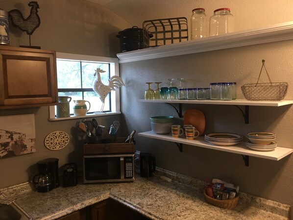 Full-sized fridge, microwave, oven, stovetop