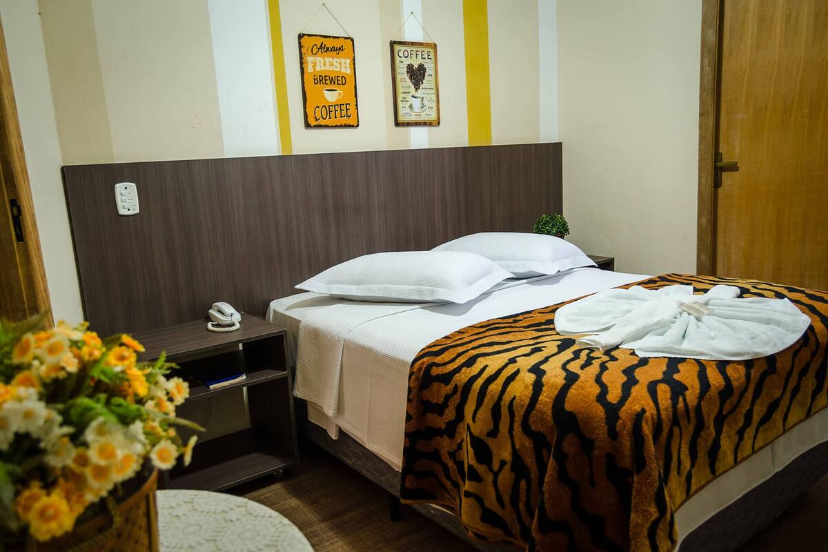 Chambre Confort double | Minibar, coffre-fort, rideaux d’obscurcissement, accès au Wi-Fi (inclus)