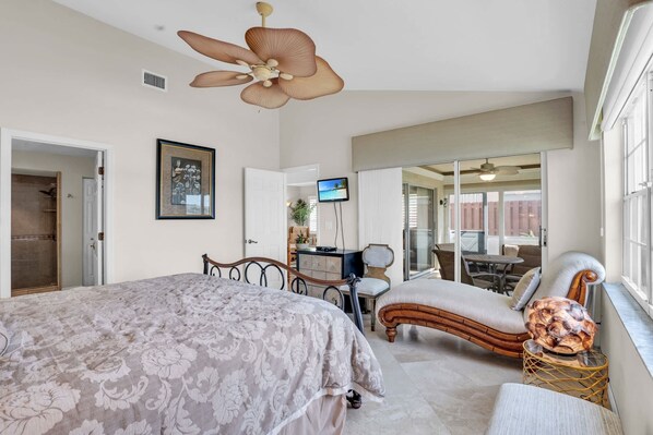 2 bedrooms, iron/ironing board, WiFi, bed sheets - Lake View Villa with a 1 Car Garage, 2 Bedrooms in Lakeside of Naples, Fl (Naples)