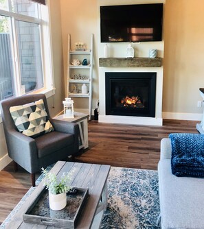 Smart TV, fireplace, Netflix, streaming services