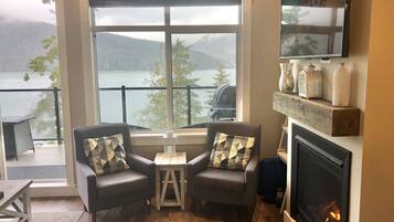 Smart TV, fireplace, Netflix, streaming services